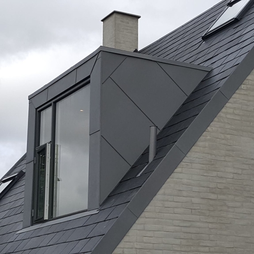 Tilbygning i Vig til sommerhus, der skaber ekstra værelser og hyggeplads
