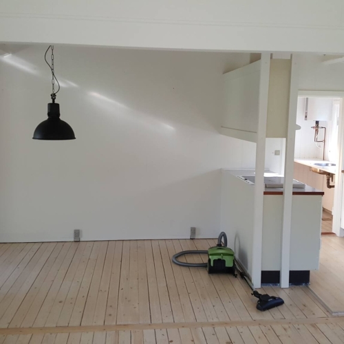 Carport som tilbygning i Holbæk udført i træ og med integreret skur