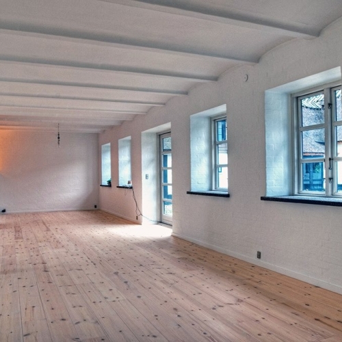 Kombineret tilbygning og renovering af ældre hus med nyt tag på Sjælland