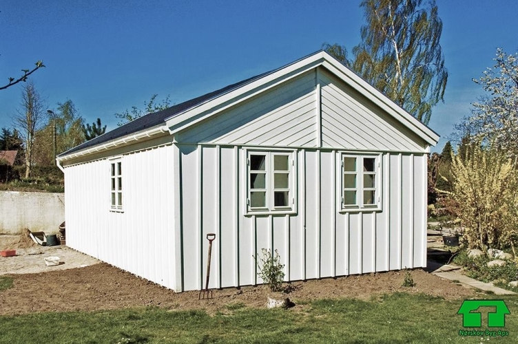 Moderne tilbygning til villa i Vig af holdbare materialer